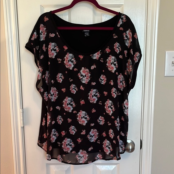 torrid Tops - Torrid Skull Floral Scoop Neck Blouse